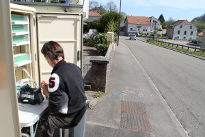 Ici, les agents de la société SOGETREL procèdent à la soudure de la fibre, rue des Vergers à Hombourg-Ht